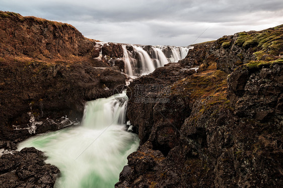 流动的莫比代利力量Kolugljufur冰岛在一天多云的里Kolugljufur瀑布图片