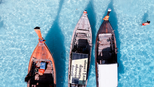 水传统的亚洲长尾船泰国大洋上多彩木制船只的空中观察图片