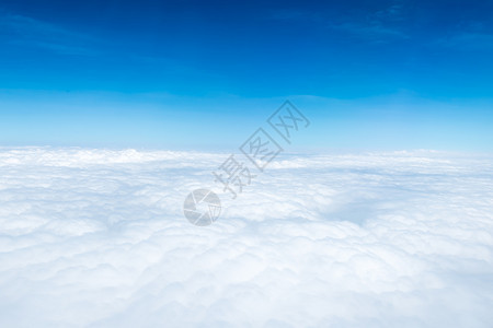 蓝天和云顶从飞机窗口自然背景中显示的蓝色天空和云顶视图窗户蓝色的夏天图片