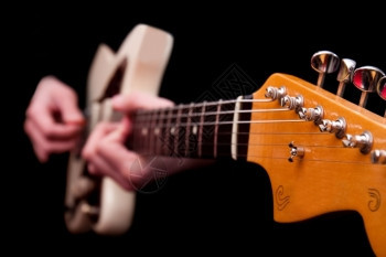 声音乐队哈基又响电动爵士吉他手模糊用黑色隔绝的手演奏图片