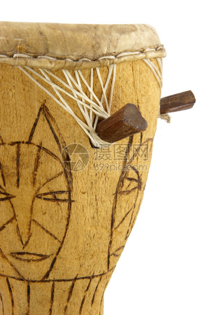 音乐非洲人手从树干上雕刻的非洲鼓装饰像猫一样的脸在紧闭中图片
