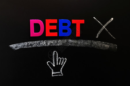 象征在黑板上用横交和手光标字词表示债务储蓄信用图片