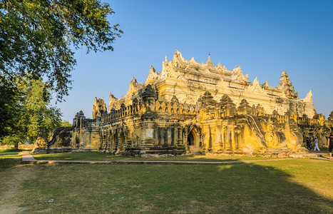 蓝色的黄邦赞MahaAungmyeBonzan寺在缅甸因瓦图片