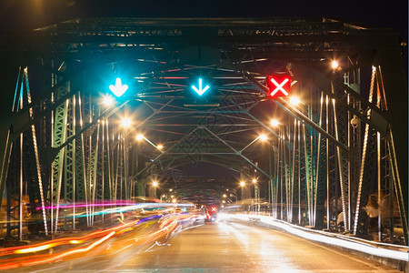 昨晚在桥上的汽车交通堵昨晚在桥上行驶最后的运动夜晚图片