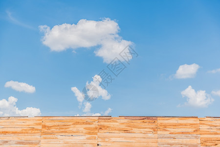 季节框架带有木板的天空背景多云图片