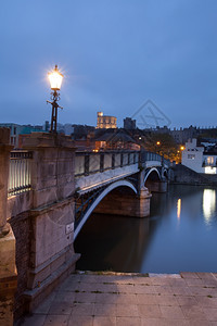 高档标志从伊顿到风速桥面对温莎城堡英国图片