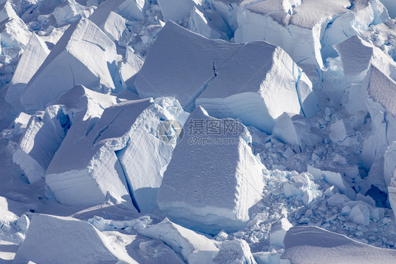 南极洲闪发光的蓝色冰川舌头上的块和雪层蓝色的存储图片