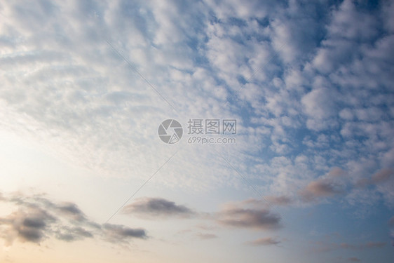白色的蓝天空部分满白云蓬松的季节图片