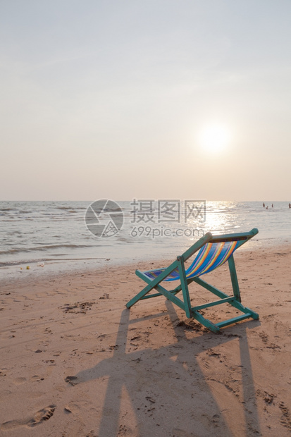 海岸旅游独自的沙滩上婴儿床海边傍晚的日落图片