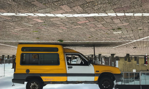 追踪优质的交通汽车倒在阿姆斯特丹的停车场图片