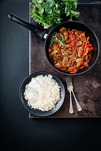 马萨拉配料油炸有大米新鲜原料和草药的鸡蔬菜锅季节精熟图片