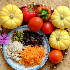 美味的生亚洲越南素食用菜自制素食红番茄烤肉蔬菜铃辣椒黄南瓜豆和蘑菇图片