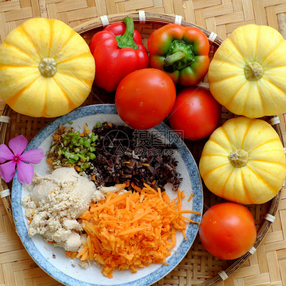美味的生亚洲越南素食用菜自制素食红番茄烤肉蔬菜铃辣椒黄南瓜豆和蘑菇图片