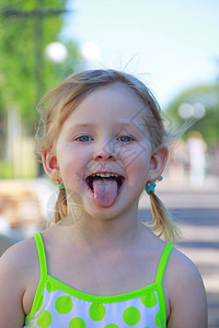小女孩微笑和吐舌头表情孩子气的绪脸带着滑稽鬼脸乐趣女儿耳朵图片