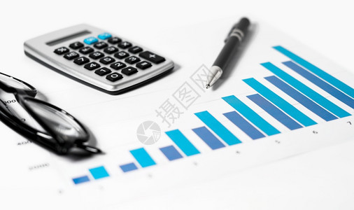 经济的公司生长商业会计分析报告概念并仔细查看背景白桌上一个成功增长的图表计算器笔和墨镜等内容关于背景的白桌上图片