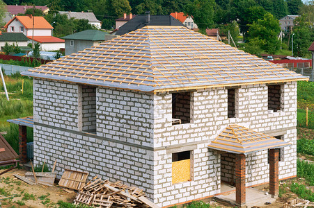 工作建筑学改进造房屋顶未完成的白色砖瓦未完成的白屋房建造顶和筑物楼顶大以及图片