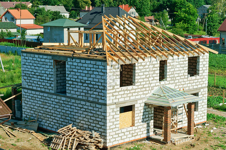 住宅家木制的建造房屋顶未完成的白色砖瓦未完成的白屋房建造顶和筑物楼顶大以及图片