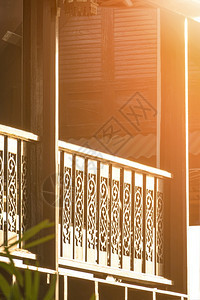扶手低的支柱在垂直框状的古老房屋露台木制巴勒斯脱铁表面晨光照射图片