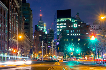 城市的建造美国纽约市夜曼哈顿Cooper广场附近交叉路口街灯交通和车头的铁轨夜间交叉路和街灯结图片