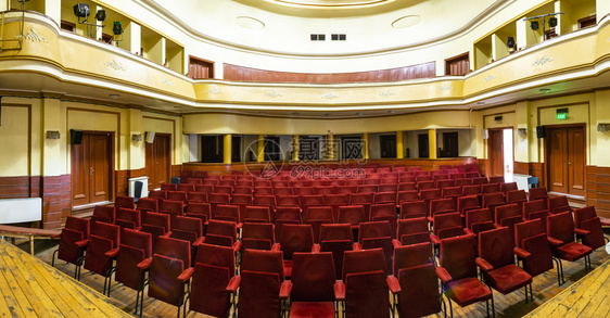 礼堂电影院内黄色幕后红座椅在剧院内面的红色礼台文艺经典现场表演视觉艺术表演概念两层楼有观众小屋音乐地板图片