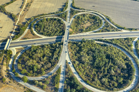 绿色十字路口圆圈从无人驾驶飞机对公路交接点的空中观察运输和基础设施概念6图片