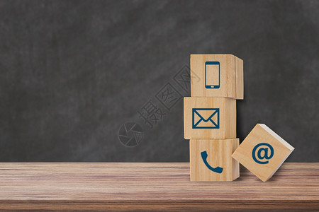 市场横幅木头带电话子邮件地址图标的木板块立方体与我们联系的概念或客户支持主题图片