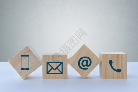 木头泰国制的带电话子邮件地址图标的木板块立方体与我们联系的概念或客户支持主题图片