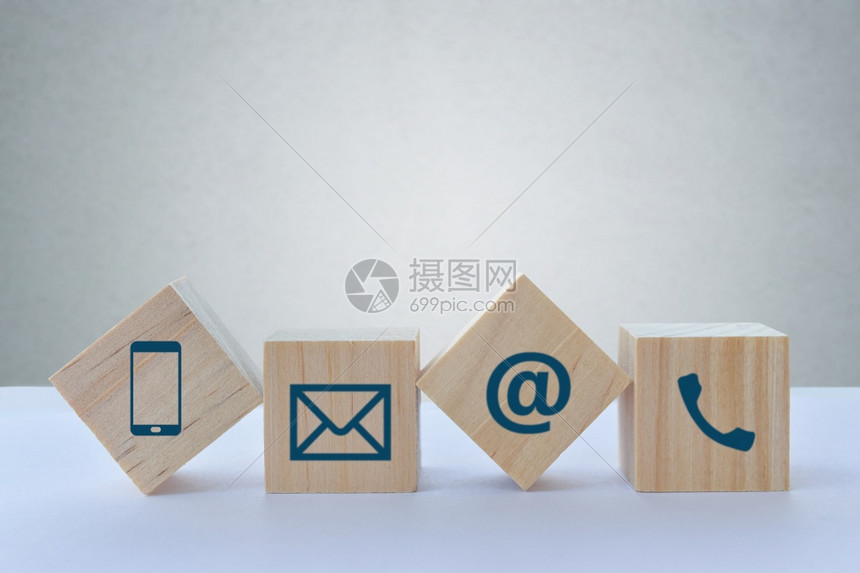 木头泰国制的带电话子邮件地址图标的木板块立方体与我们联系的概念或客户支持主题图片