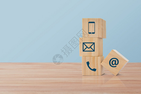 接触盒子带电话邮件地址图标的木板块立方体与我们联系的概念或客户支持主题网站图片