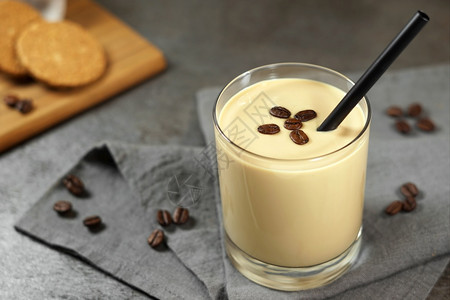 乡村冰冷的咖啡奶油昔溜冰糖在玻璃杯中喝水咖啡豆放在灰色的生锈桌上顶立即的图片