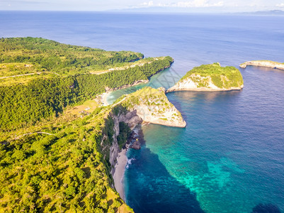 夏天旅行空印度尼西亚佩达岛的罗基热带海岸和两个小滩洋和阳光明媚的天气风景为洛基热带海岸和滩空中视图图片