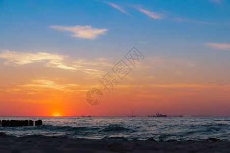 美丽天空海上日落岸出上落平静的图片