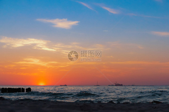 美丽天空海上日落岸出上落平静的图片