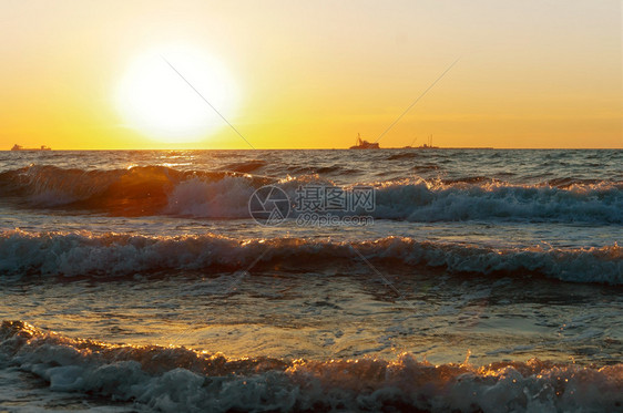 海滩云上日落岸出上落夏天图片