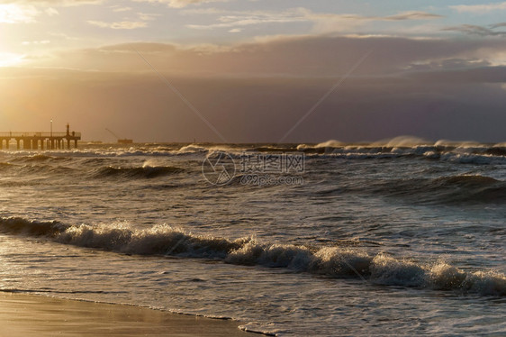 俄罗斯海滩平静的上日落岸出上落图片