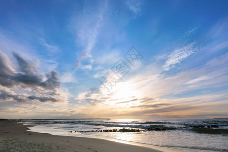 海上日落岸出上落地平线明亮的静图片