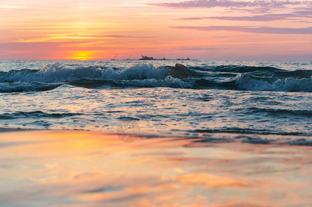 海上日落岸出上落洋平静的风景优美图片