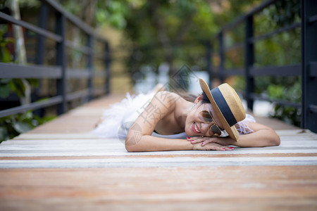 户外吸引人的美丽亚洲年轻女躺在木林路上笑着微的面容女士图片