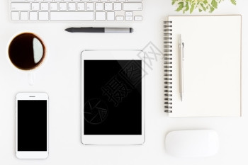 高架手机白工作桌顶视图上显示空白屏幕的平板空白图片