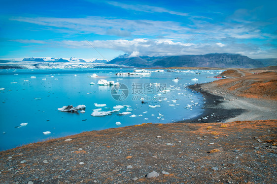 约古沙龙阳光明媚的一天有冰山Jokulsarlon湖冰岛长透视带移动中的冰块一种冷冻图片