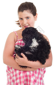 可爱的小女孩抱着她狗在白色背景中被孤立迷人的黑色友谊图片