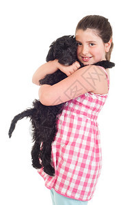 黑色的童年可爱小女孩抱着她狗在白色背景中被孤立犬类图片