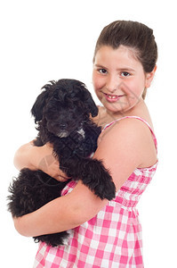 迷人的宠物动可爱小女孩抱着她狗在白色背景中被孤立图片