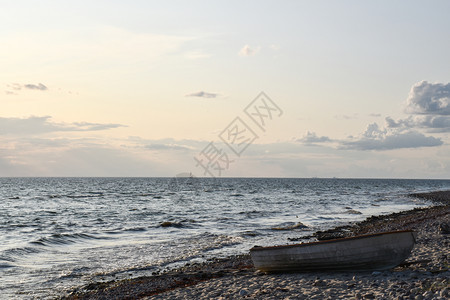 波罗的海沿岸在奥兰岛最北端的波罗海岸靠划船轮停田园诗般的景观风优美图片