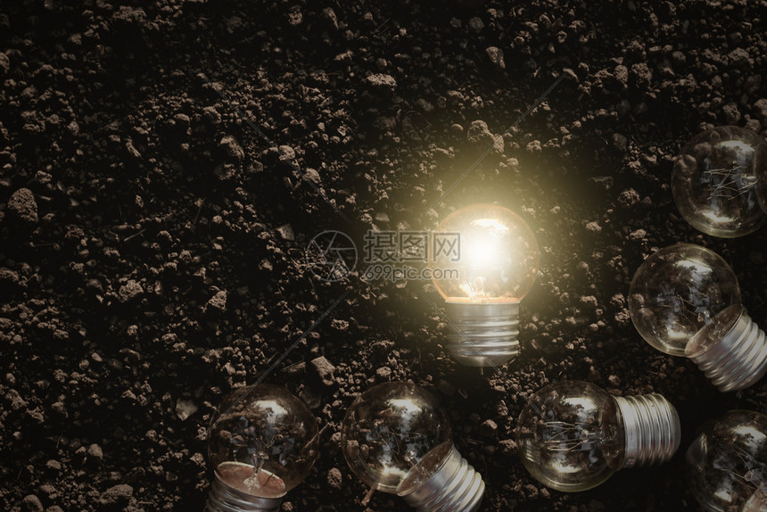 灯泡正在点亮地面作为背景想法使用光灯泡正在照亮地面有创造力的采用成功图片