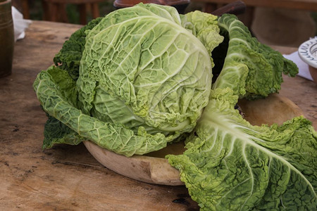 木质桌外的新鲜和绿色沙伏伊菜卷维他命饮食木制的图片