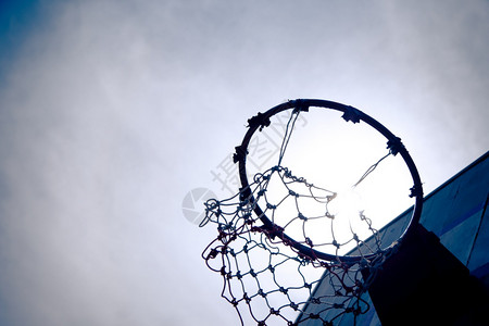 法庭老的日落下旧木环篮球团意味着击中目标的夕阳下成功图片