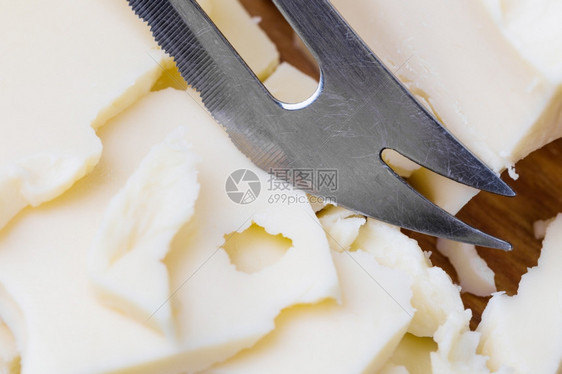 用木头刀砍白的母羊马达姆食物可口乳白色图片