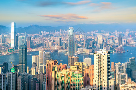 塔最佳香港市天际线由维多利亚港景处的顶端视图显示城市景观图片