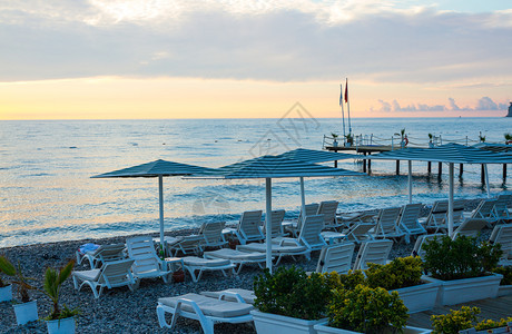 地中海上带防日晒的滩雨伞土耳其凯默日出旅游早晨安塔利亚图片